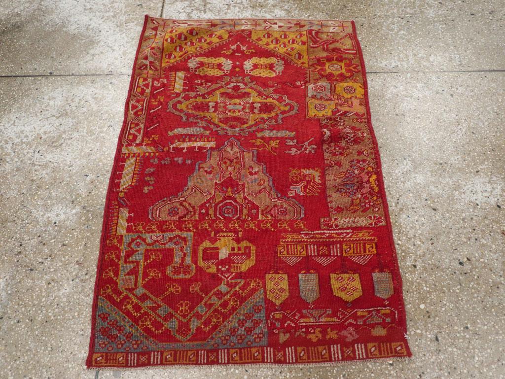 Esta alfombra Wagireh de la Anatolia turca de principios del siglo XX, que mide 2' 6