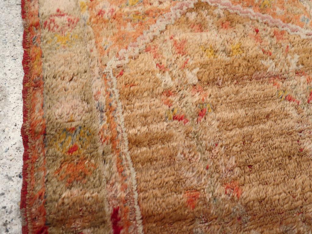 Galerie Shabab Collection Frühes 20. Jahrhundert Türkischer Angora Oushak Wurfteppich (Handgeknüpft) im Angebot