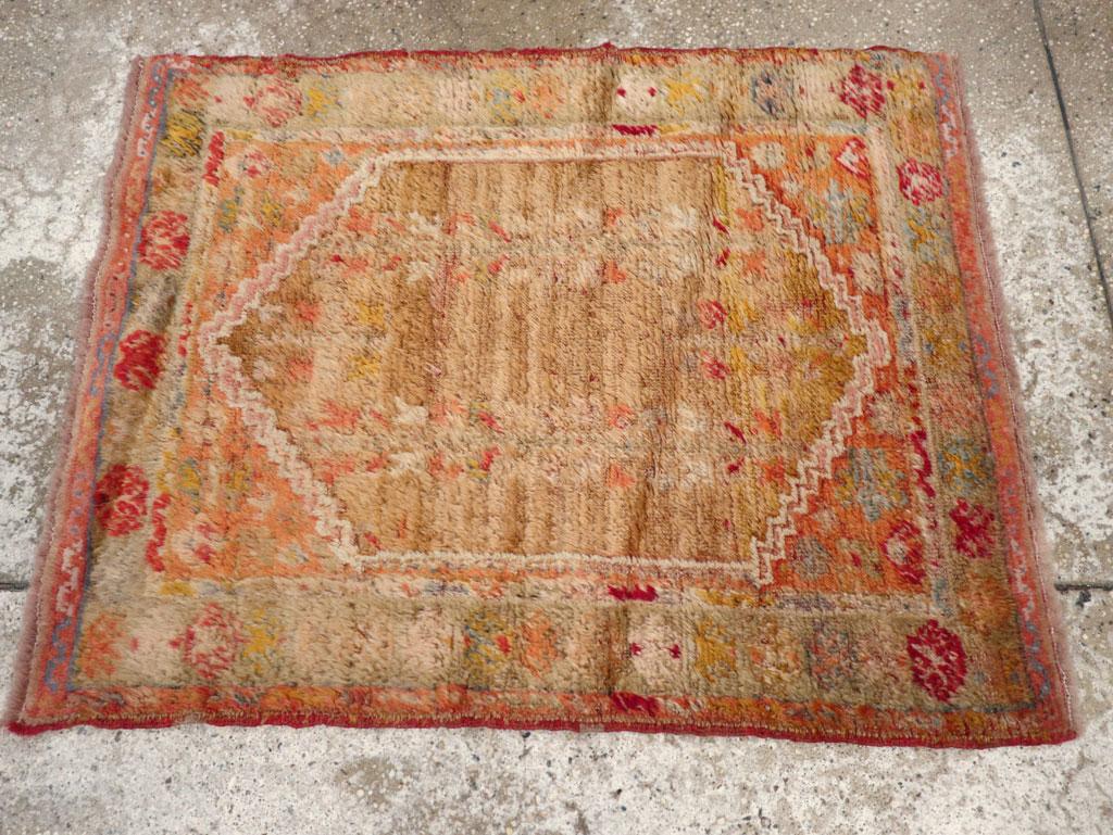 Galerie Shabab Collection Frühes 20. Jahrhundert Türkischer Angora Oushak Wurfteppich im Zustand „Hervorragend“ im Angebot in New York, NY