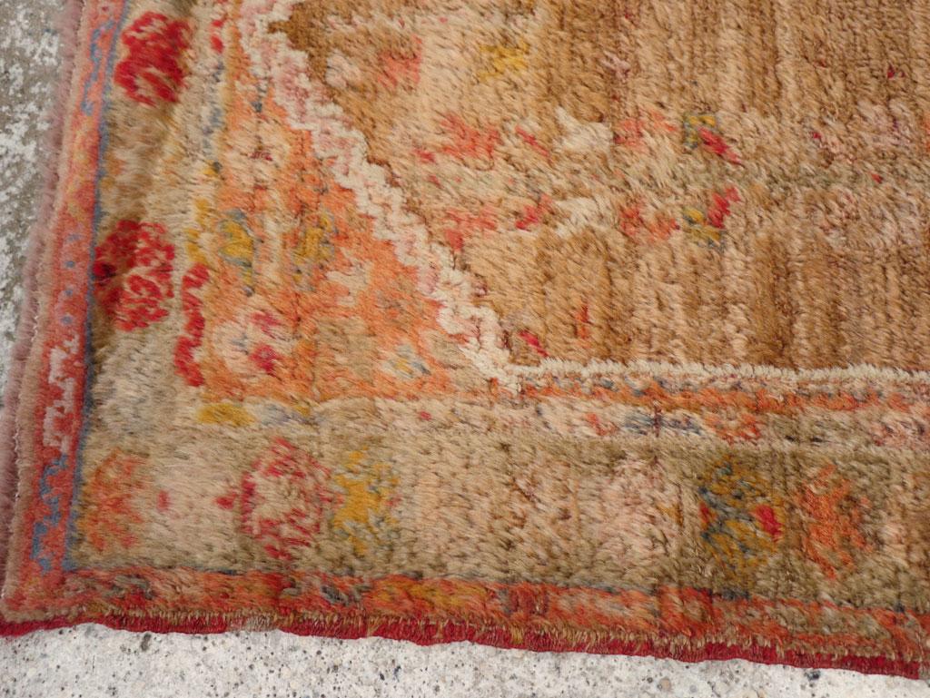 Galerie Shabab Collection Frühes 20. Jahrhundert Türkischer Angora Oushak Wurfteppich (Wolle) im Angebot