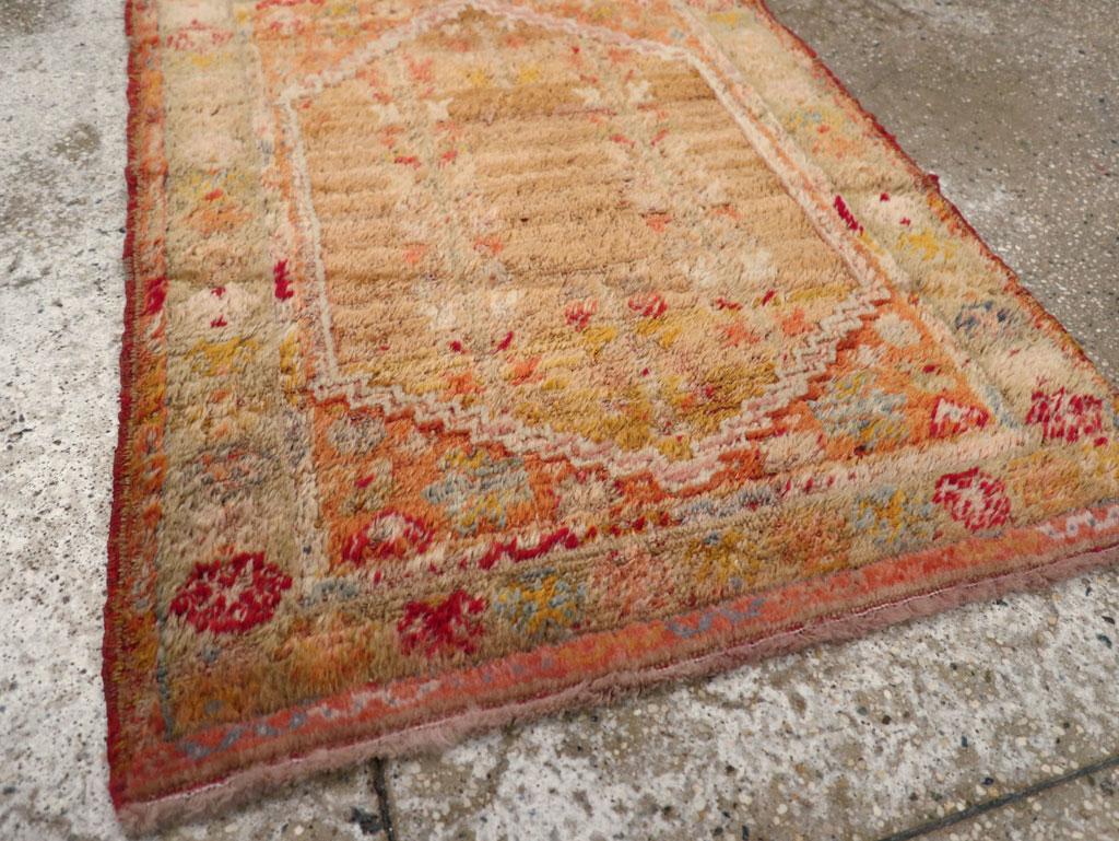 Galerie Shabab Collection Frühes 20. Jahrhundert Türkischer Angora Oushak Wurfteppich im Angebot 1
