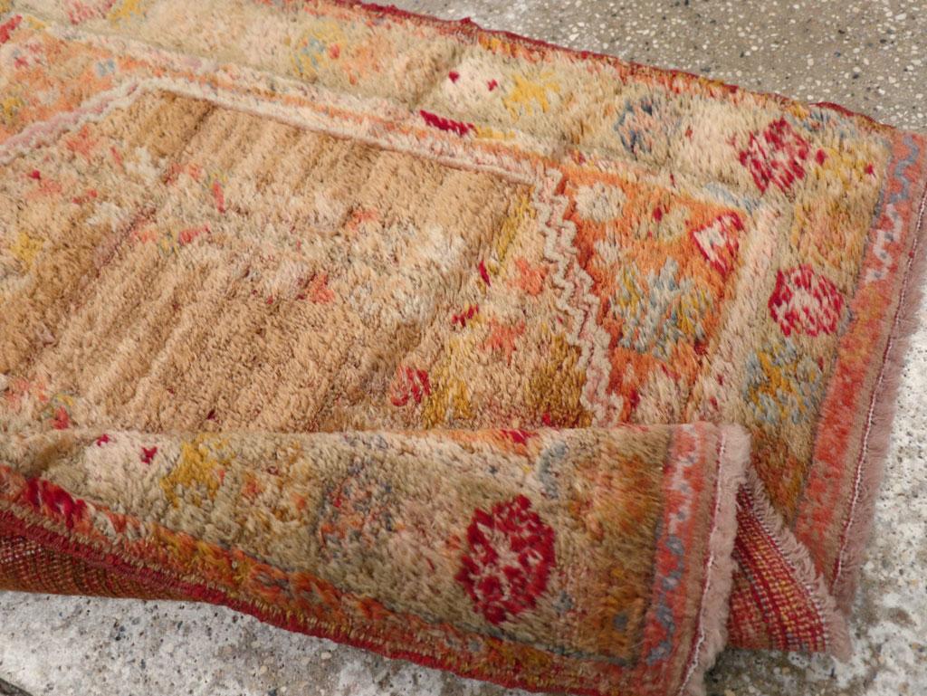 Galerie Shabab Collection Frühes 20. Jahrhundert Türkischer Angora Oushak Wurfteppich im Angebot 2