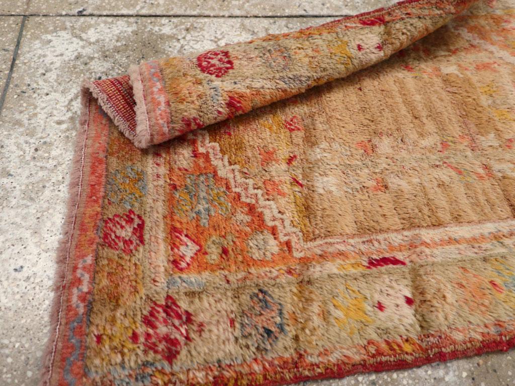 Galerie Shabab Collection Frühes 20. Jahrhundert Türkischer Angora Oushak Wurfteppich im Angebot 3