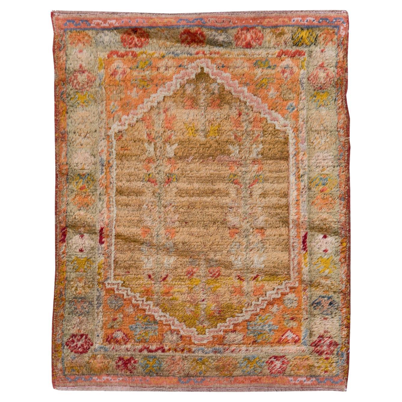 Galerie Shabab Collection Frühes 20. Jahrhundert Türkischer Angora Oushak Wurfteppich im Angebot