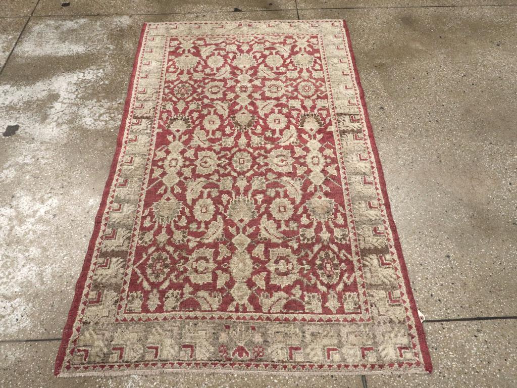 Dieser türkische Ghiordes-Teppich aus dem frühen 20. Jahrhundert mit den Maßen 3' 6