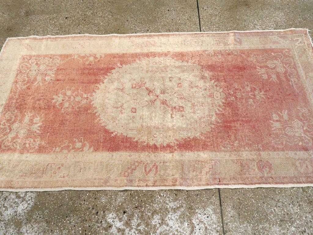 Annodato a mano Galerie Shabab Collection'S Tappeto Oushak turco dell'inizio del XX secolo in vendita