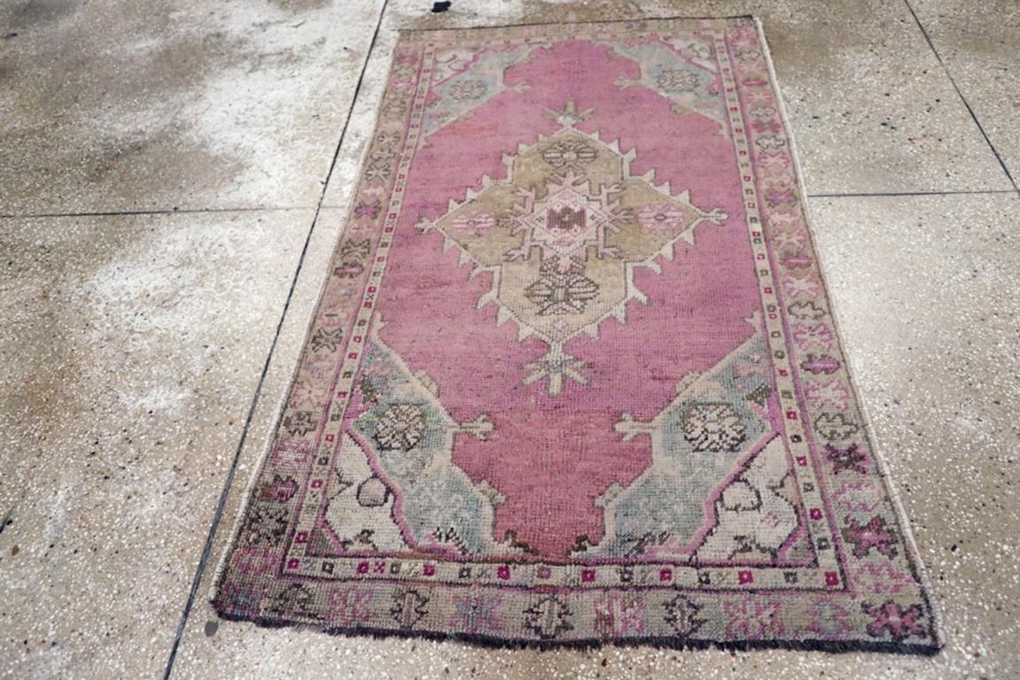 Ce tapis turc Oushak du début du 20e siècle, mesurant 3' 3