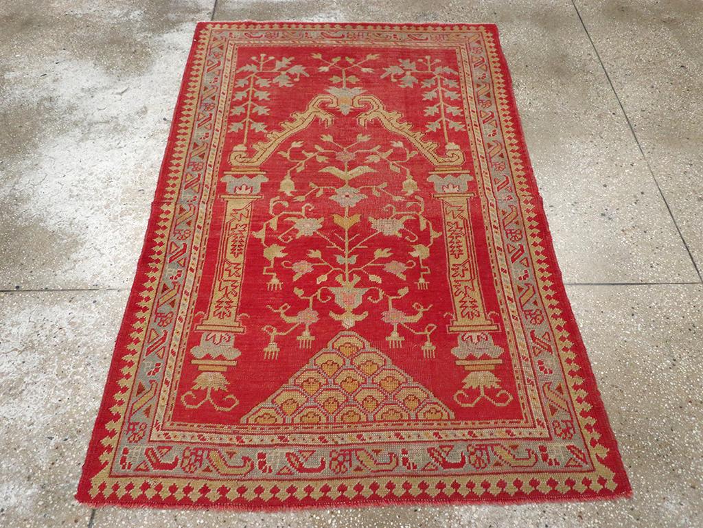 Ce tapis turc Oushak du début du 20ème siècle, mesurant 3' 8