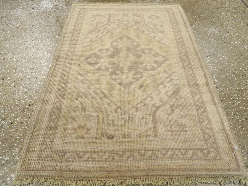 This early 20th-century Turkish Oushak rug, measuring 2' 0