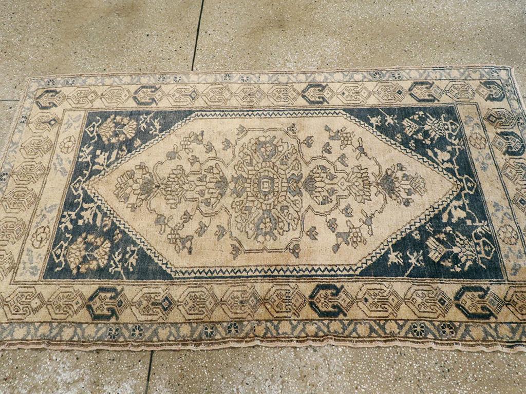 Galerie Shabab Collection Türkischer Oushak-Würfelteppich aus dem frühen 20. im Zustand „Hervorragend“ im Angebot in New York, NY
