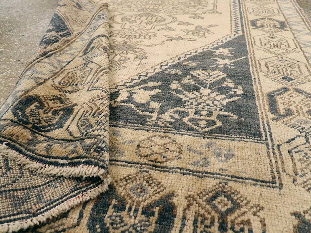 Galerie Shabab Collection Türkischer Oushak-Würfelteppich aus dem frühen 20. (Wolle) im Angebot