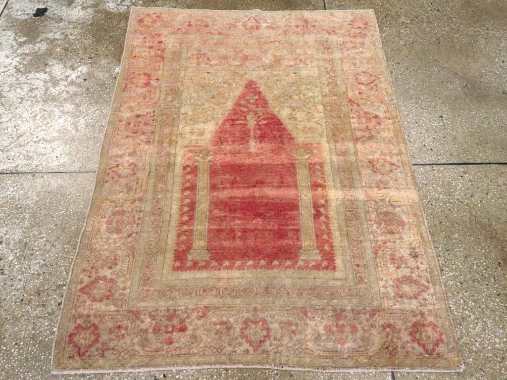 Dieser türkische Sivas-Teppich aus dem frühen 20. Jahrhundert mit den Maßen 3' 5