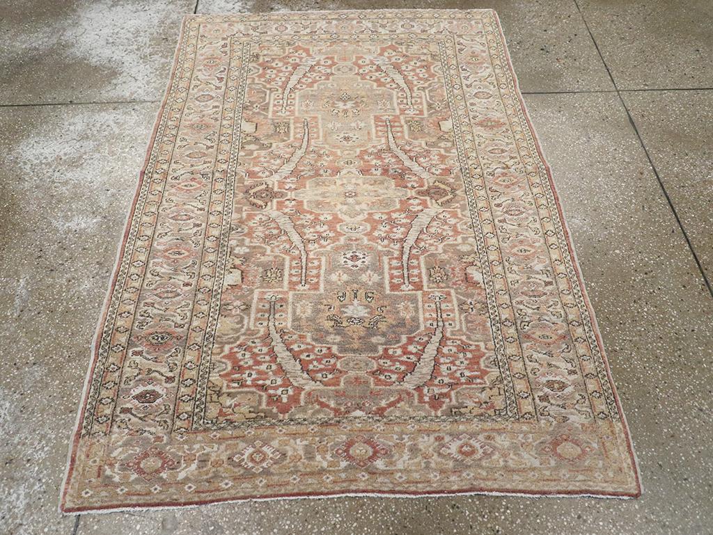 Dieser türkische Sivas-Teppich aus dem frühen 20. Jahrhundert mit den Maßen 3' 11
