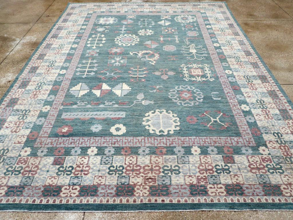Ein zeitgenössischer ostturkestanischer Khotan-Teppich in Zimmergröße, der im 21. Jahrhundert handgefertigt wurde.

Maße: 9' 10