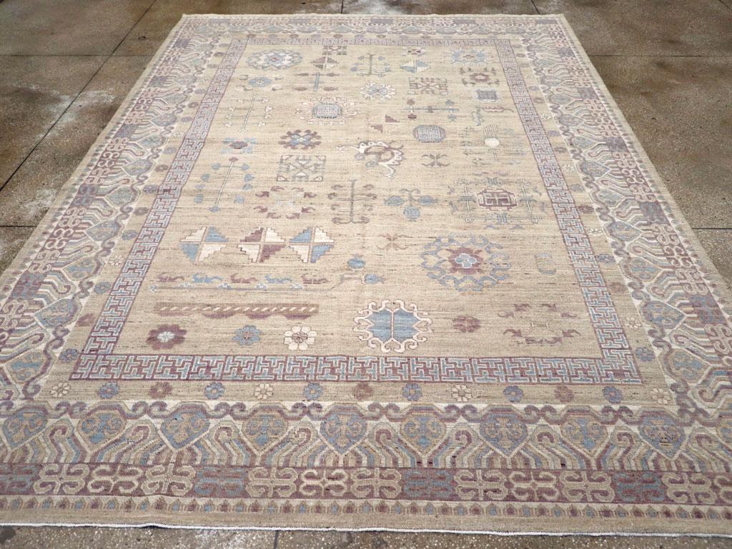 Ein zeitgenössischer ostturkestanischer Khotan-Teppich in Zimmergröße, der im 21. Jahrhundert handgefertigt wurde.

Maße: 8' 11