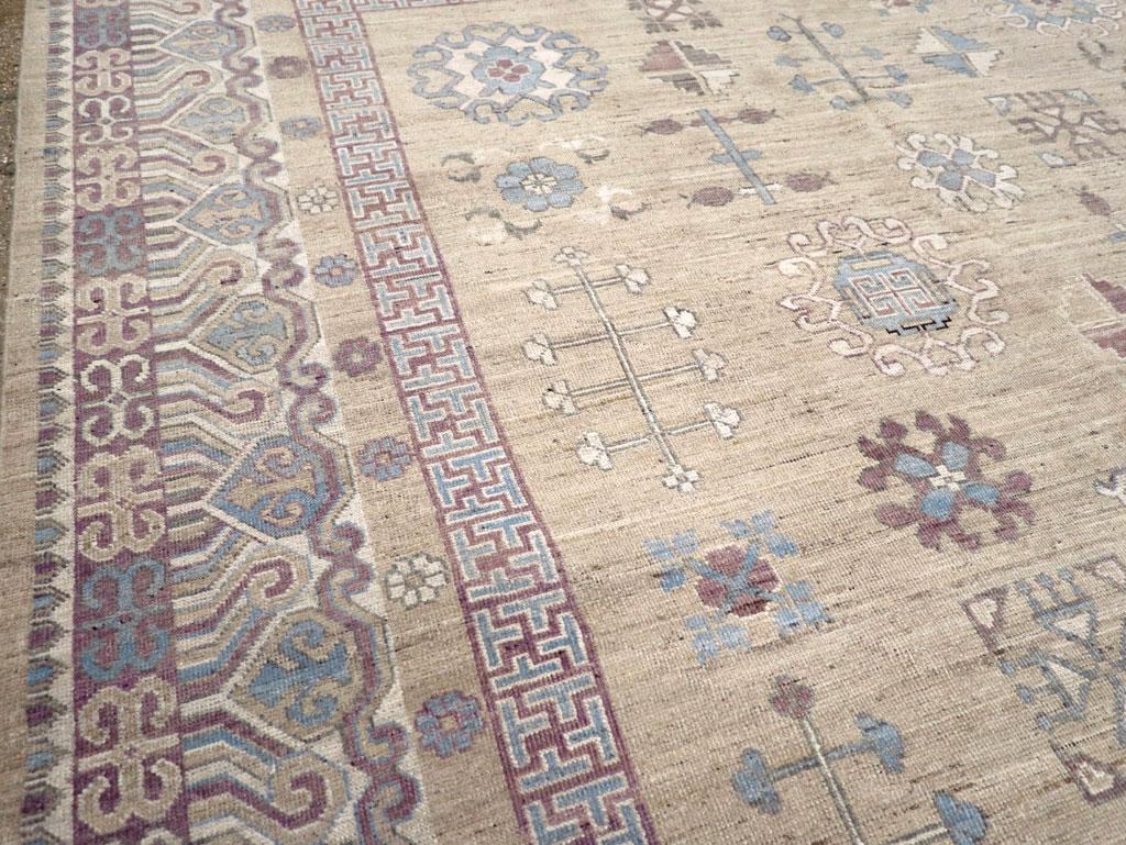 Cineserie Galerie Shabab Collection Tappeto fatto a mano moderno del Turkestan Orientale Khotan in vendita