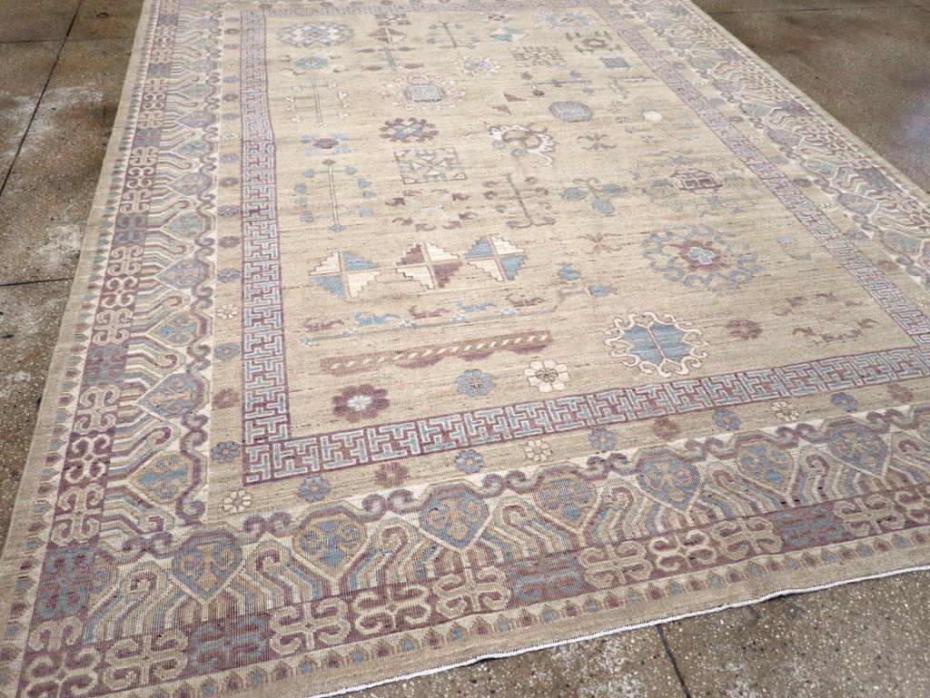 Galerie Shabab Kollektion Handgefertigter moderner Teppich aus Ostturkestan Khotan in Zimmergröße (Handgeknüpft) im Angebot