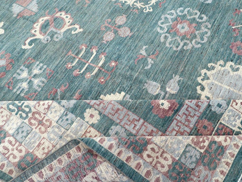Galerie Shabab Kollektion Handgefertigter moderner Teppich aus Ostturkestan Khotan in Zimmergröße (Wolle) im Angebot