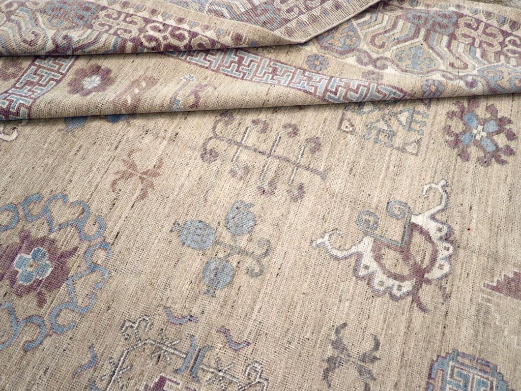 Lana Galerie Shabab Collection Tappeto fatto a mano moderno del Turkestan Orientale Khotan in vendita
