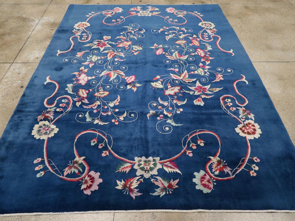 Ein chinesischer Art-Déco-Teppich in Zimmergröße, handgefertigt Mitte des 20. Jahrhunderts.

Maße: 8' 11