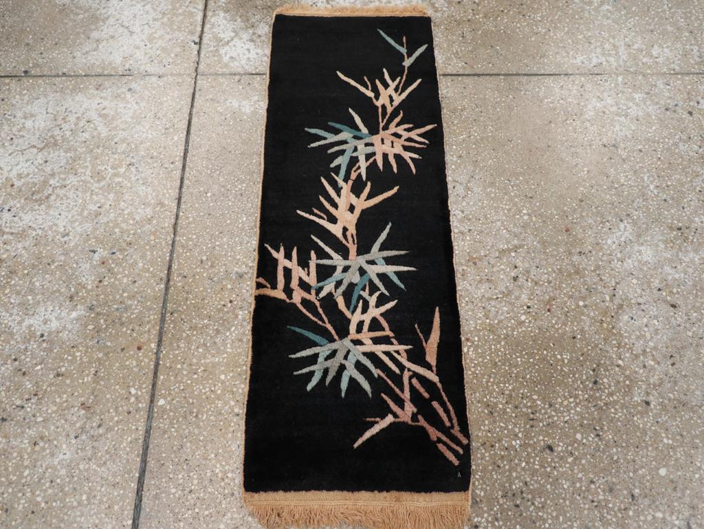 Ce tapis chinois du milieu du 20e siècle, mesurant 1' 1