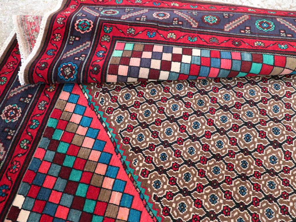 Galerie Shabab Kollektion Handgefertigter persischer Hamadan-Akzent-Teppich aus der Mitte des 20. Jahrhunderts im Angebot 1