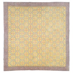 Galerie Shabab Collection Mitte des 20. Jahrhunderts Indischer Flachgewebe Dhurrie Quadratischer Teppich