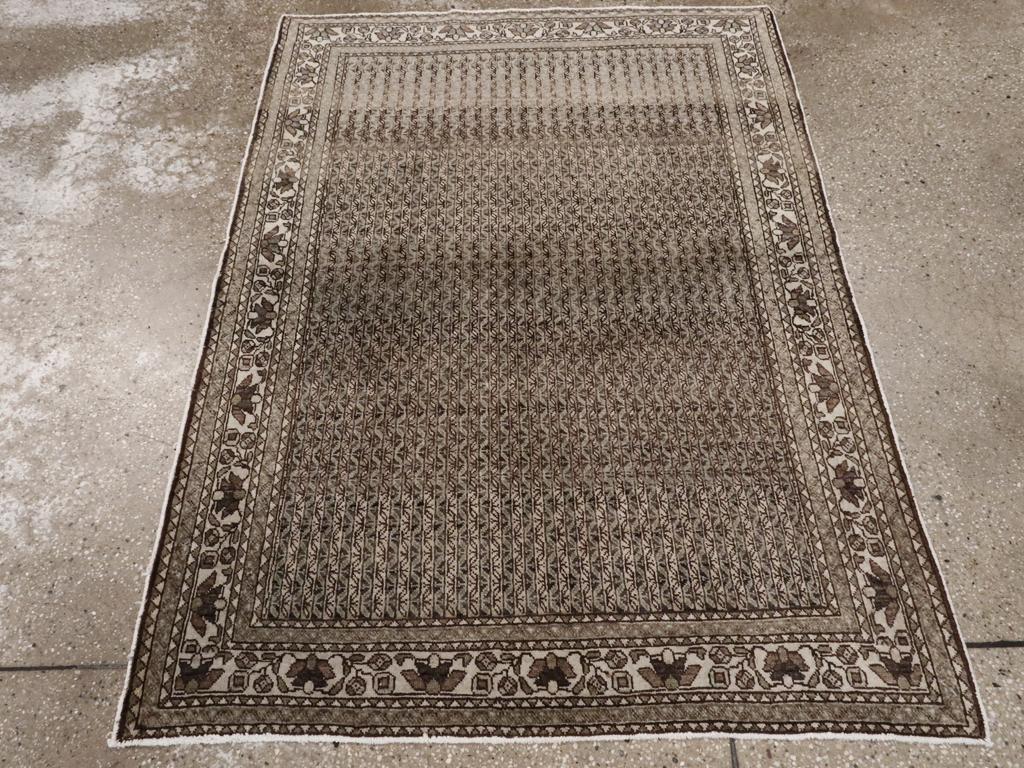 Dieser persische Afshar-Teppich aus der Mitte des 20. Jahrhunderts mit den Maßen 3' 7