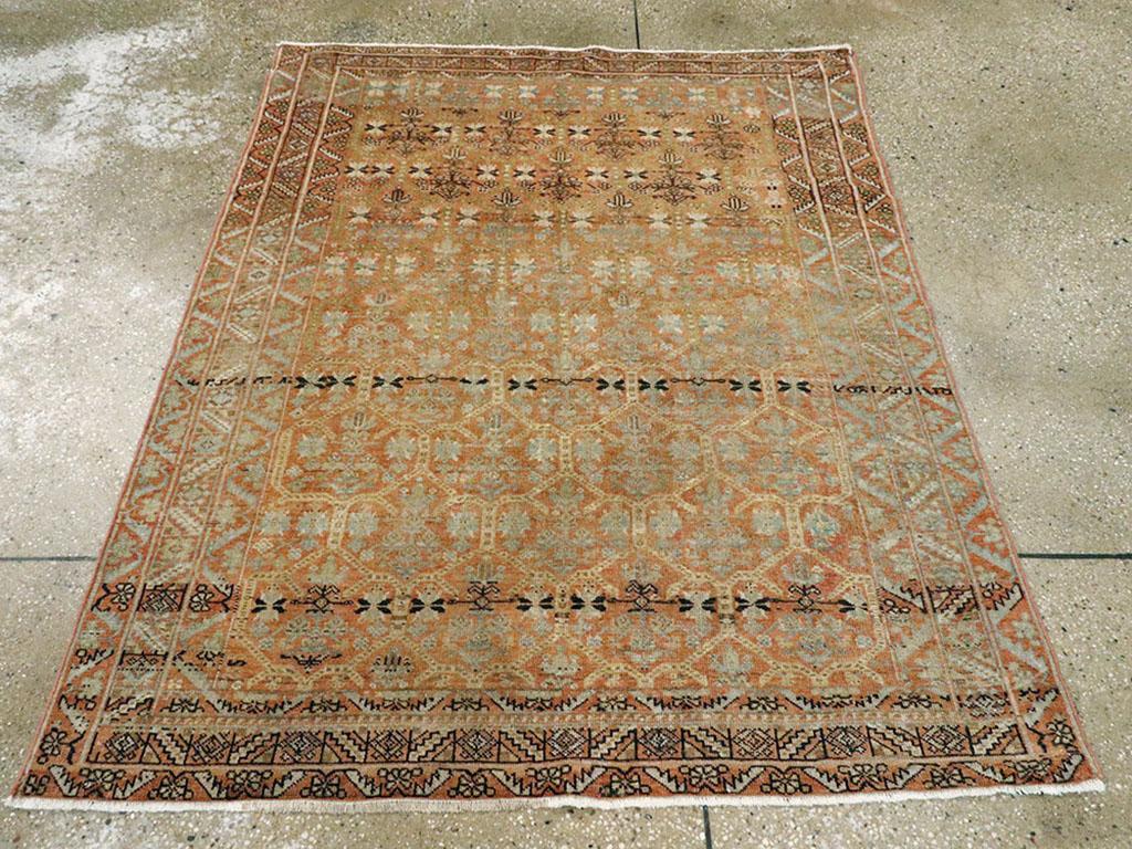 Esta alfombra persa Afshar de mediados del siglo XX, que mide 1,8 m x 1,8 m, es un buen ejemplo del arte y la imaginación de las tradiciones tribales de tejido. Las alfombras Afshar son conocidas por sus diseños diversos e innovadores, y esta pieza