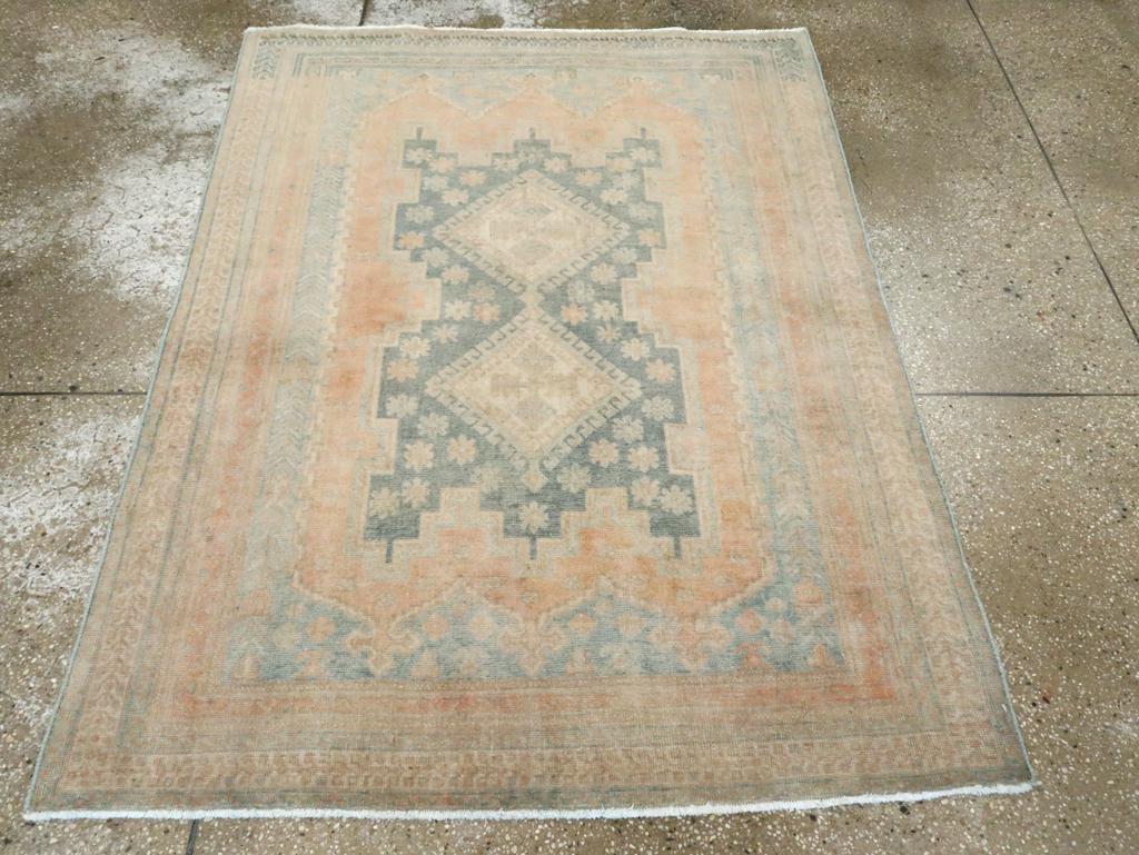 Ce tapis persan Afshar du milieu du 20e siècle, mesurant 4' 0