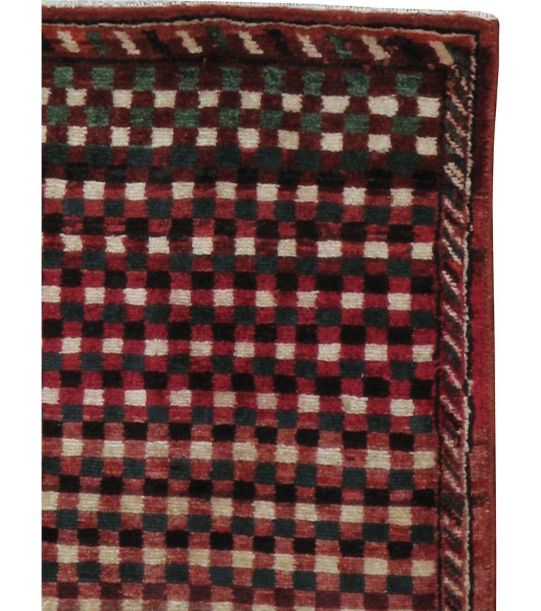 Dieser persische Afshar-Teppich aus der Mitte des 20. Jahrhunderts mit den Maßen 1' 8