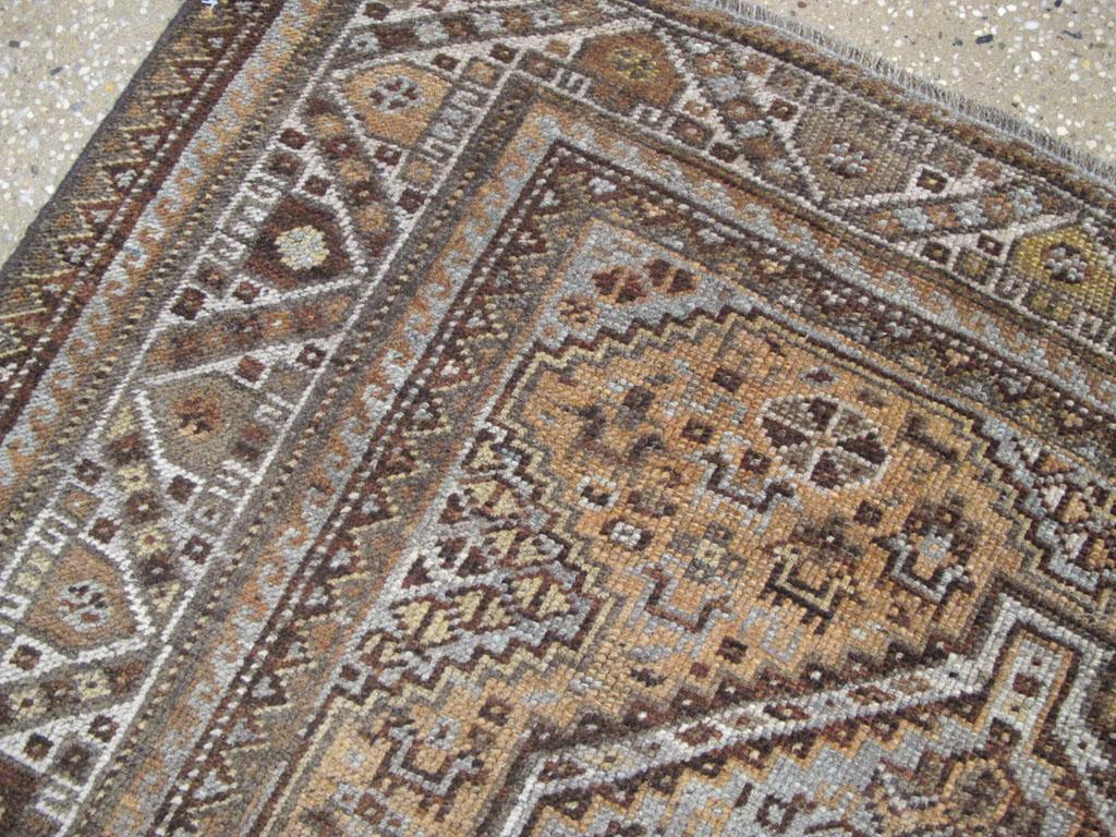 Galerie Shabab Collection Mitte des 20. Jahrhunderts Persischer Afshar-Wurfteppich (Wolle) im Angebot