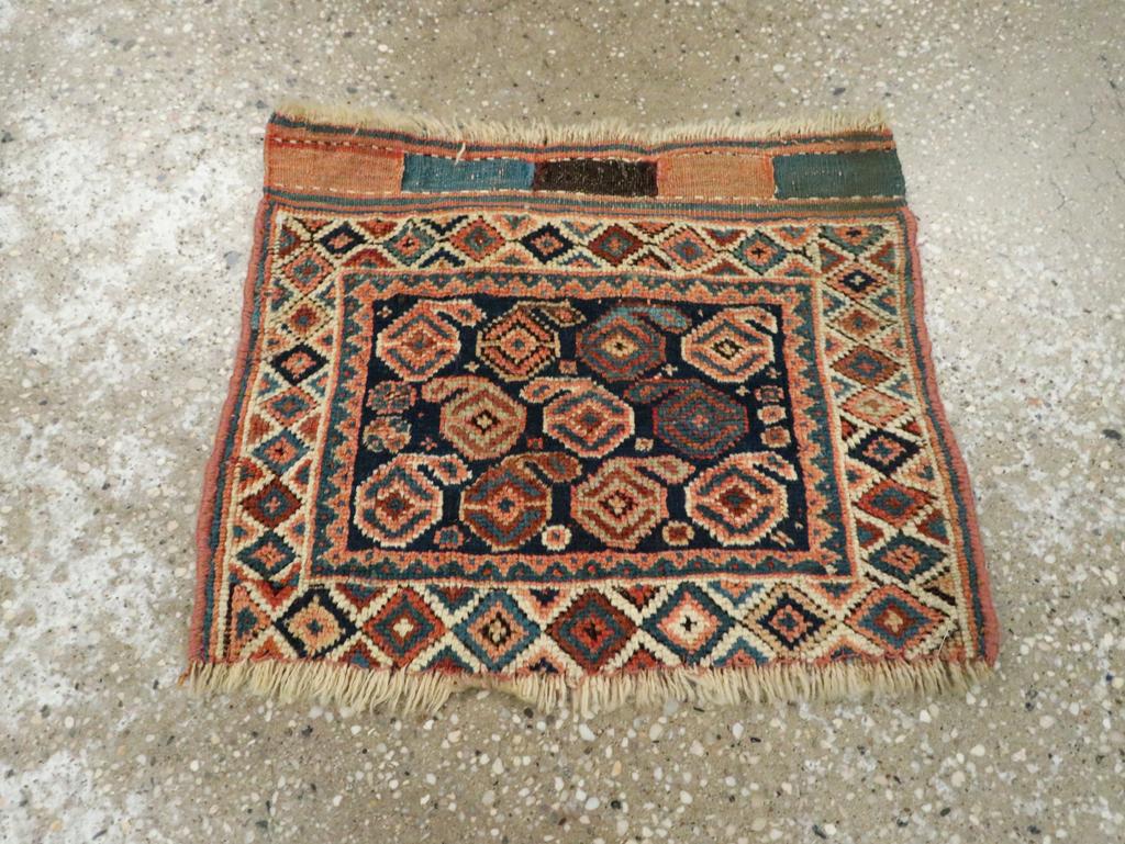 Ce sac tribal persan Afshar du milieu du XXe siècle, mesurant 1' 2
