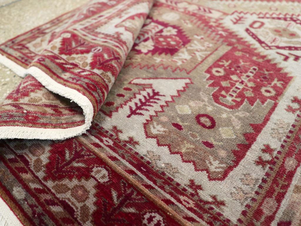 Colección Galerie Shabab Alfombra persa Ardabil de mediados del siglo XX en venta 1