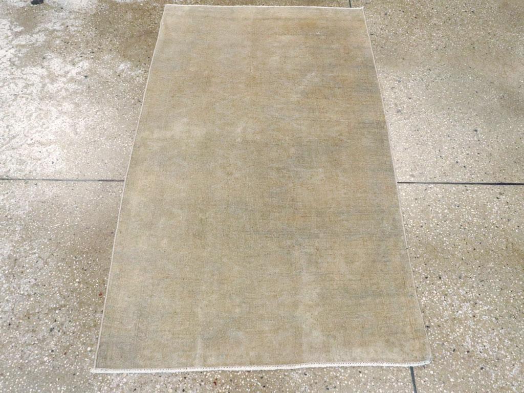 Ein alter persischer Belutsch-Teppich. Dieses völlig gedämpfte, kontrastarme, fast unsichtbare Muster aus dem neupersischen Stammesgebiet der Baluchi unterscheidet sich grundlegend von den weinroten, marineblauen und schwarzen Baluchis, die im