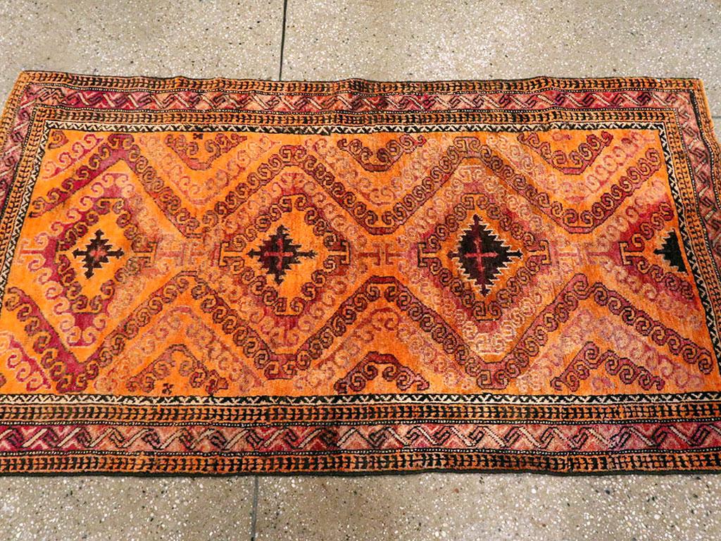 Colección Galerie Shabab Alfombra Persa Baluch de mediados del siglo XX Anudado a mano en venta