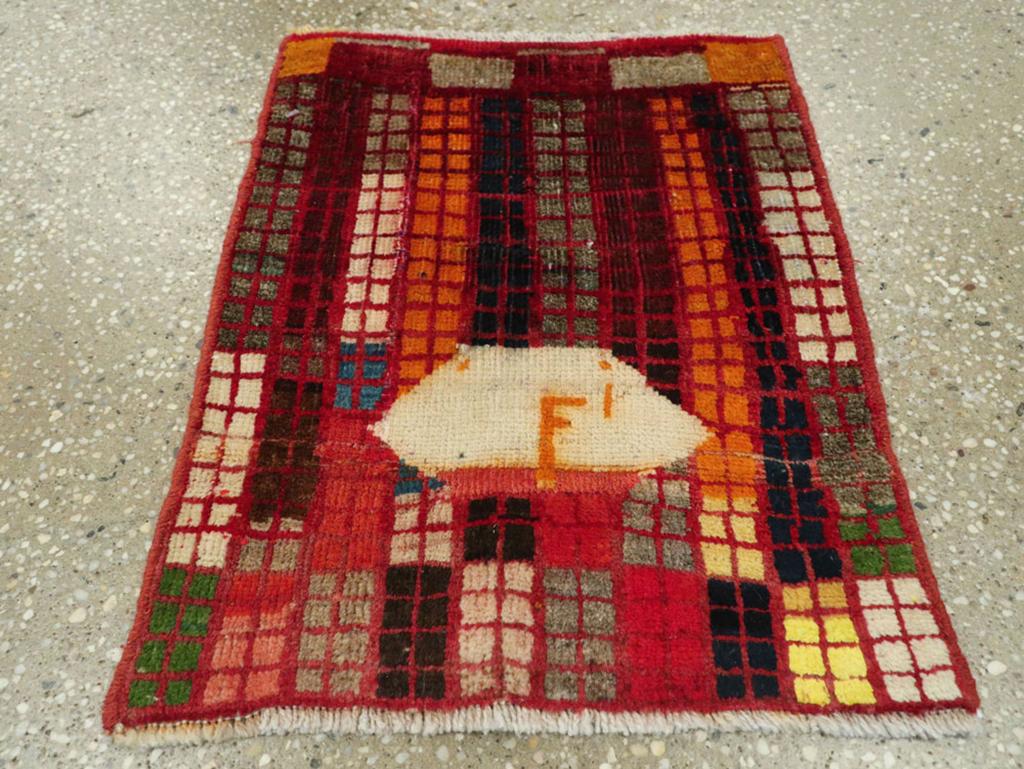 Dieser persische Gabbeh-Teppich aus der Mitte des 20. Jahrhunderts mit den Maßen 1' 4