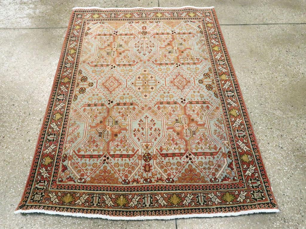 Esta alfombra persa Joshegan de mediados del siglo XX, que mide 1,80 m x 1,80 m, muestra el característico arte de la región inspirado en las celosías. El campo está cuidadosamente estructurado en una cuadrícula de compartimentos romboidales