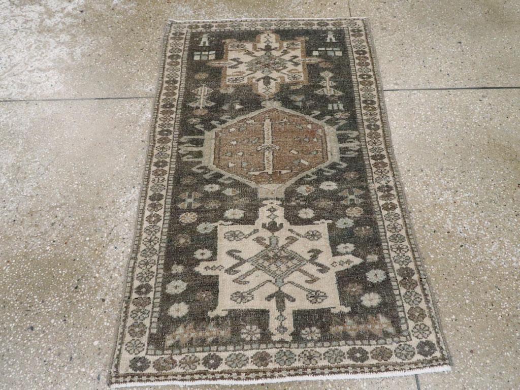 Ein alter persischer Karajeh-Teppich, handgefertigt in der Mitte des 20. Jahrhunderts.

Maße: 2' 4