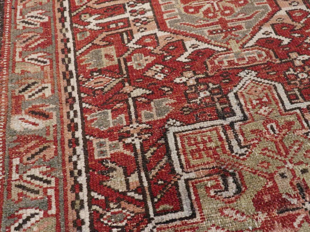 Colección Galerie Shabab Alfombra persa Karajeh de mediados del siglo XX Tribal en venta