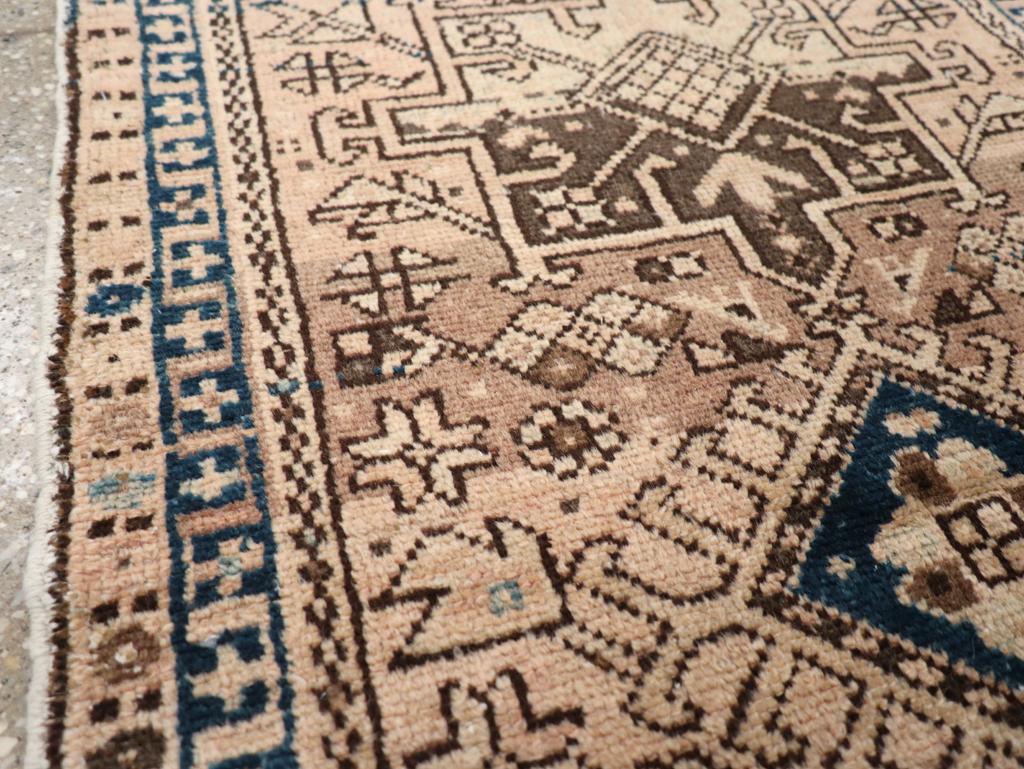 Galerie Shabab Collection Persischer Karajeh-Würfelteppich aus der Mitte des 20. (Stammeskunst) im Angebot