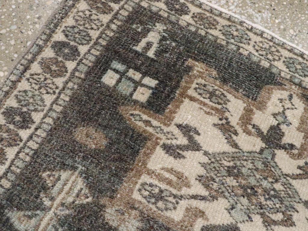 Galerie Shabab Collection Persischer Karajeh-Würfelteppich aus der Mitte des 20. im Zustand „Hervorragend“ im Angebot in New York, NY