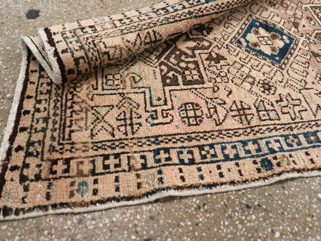 Galerie Shabab Collection Persischer Karajeh-Würfelteppich aus der Mitte des 20. im Angebot 1
