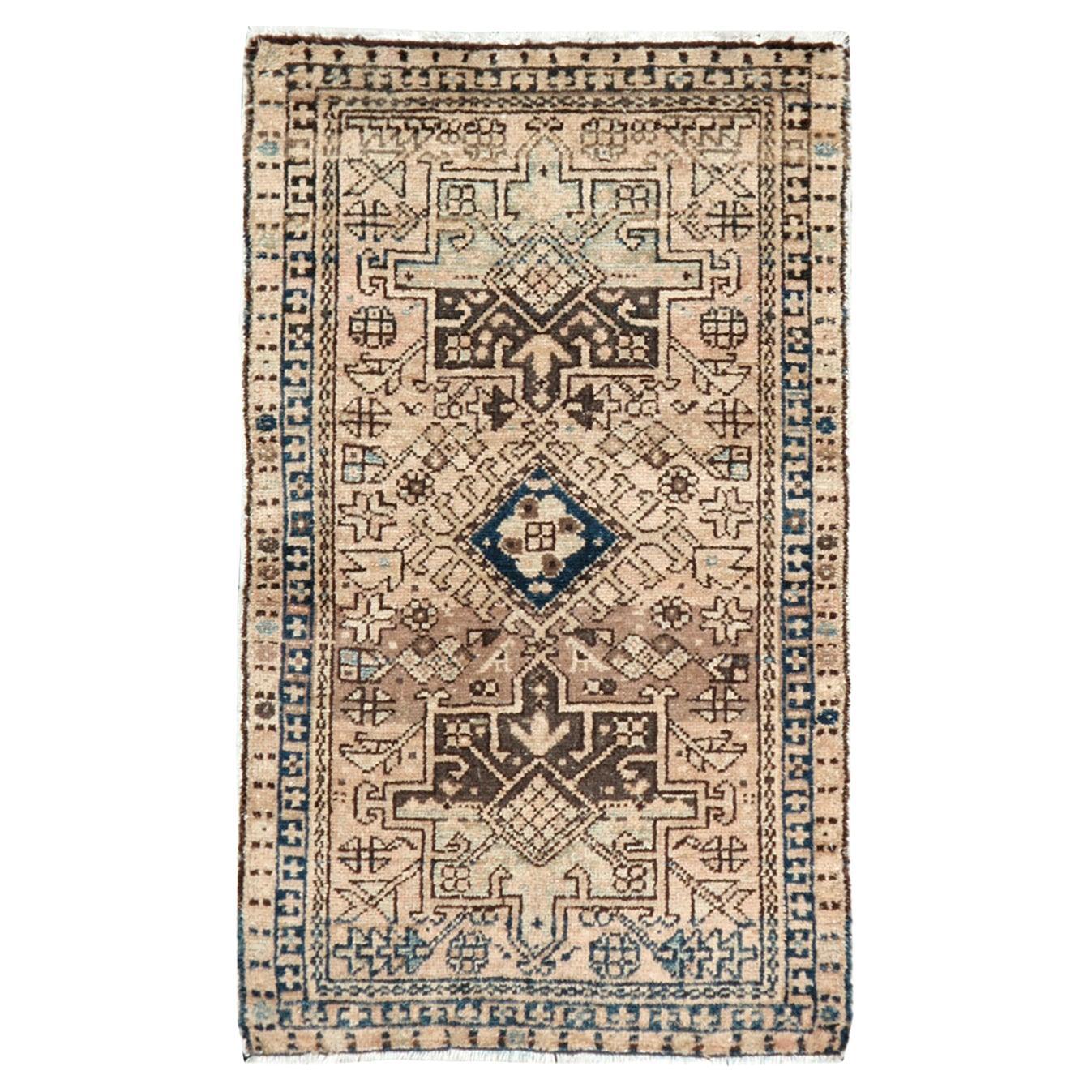 Galerie Shabab Collection Tappeto da lancio persiano Karajeh della metà del XX secolo