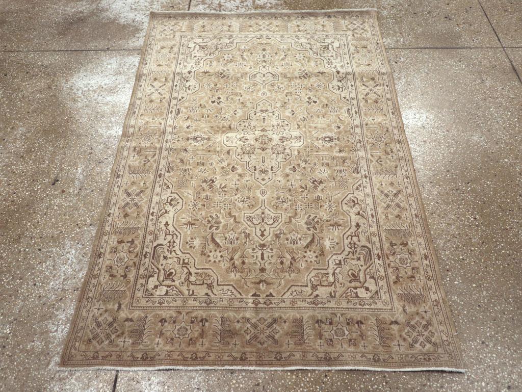 Dieser persische Kashan-Teppich aus der Mitte des 20. Jahrhunderts mit den Maßen 3' 6