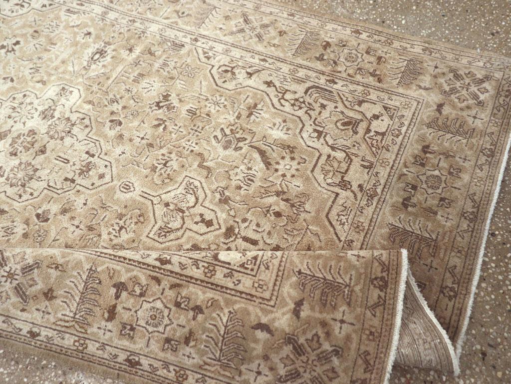 Galerie Shabab Collection Persischer Kashan-Wurfteppich aus der Mitte des 20. (Wolle) im Angebot