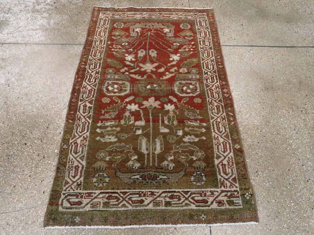 Ce tapis kurde persan du milieu du XXe siècle, mesurant 2' 11