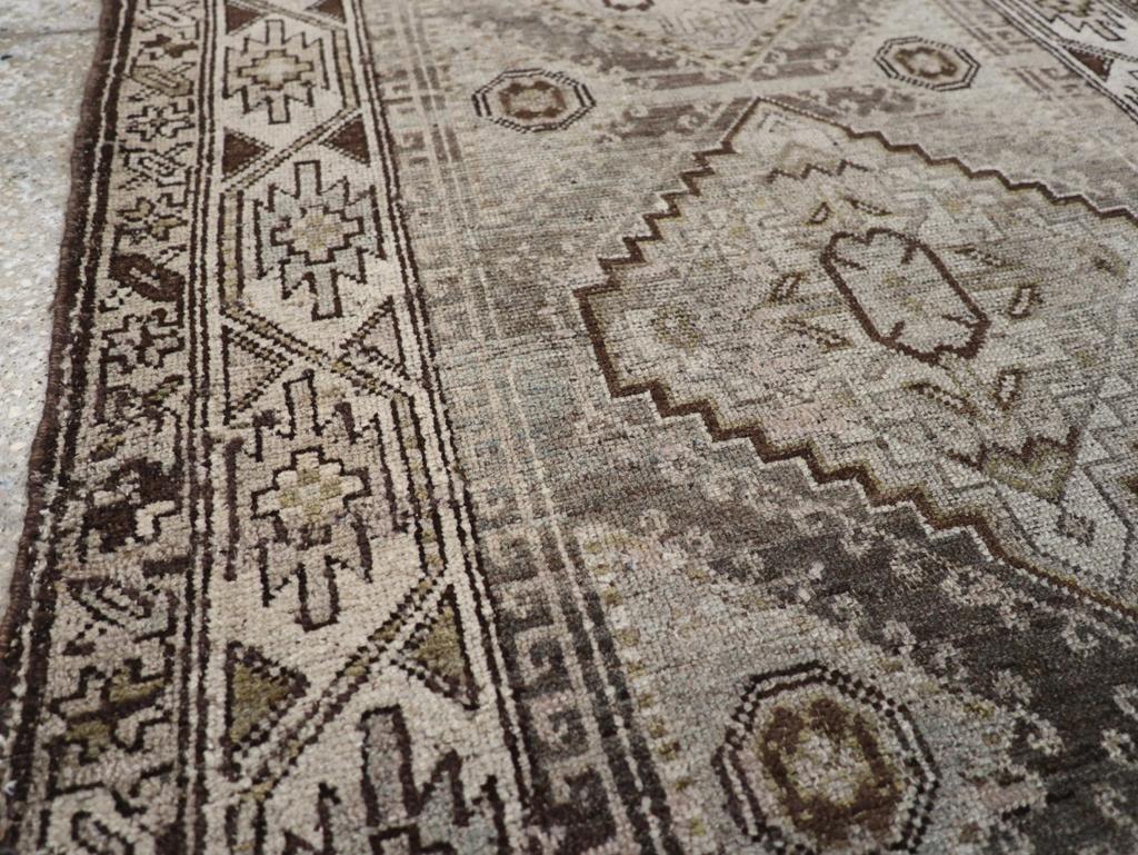 Galerie Shabab Collection Mitte des 20. Jahrhunderts Persisch Kurdisch Throw Rug (Rustikal) im Angebot