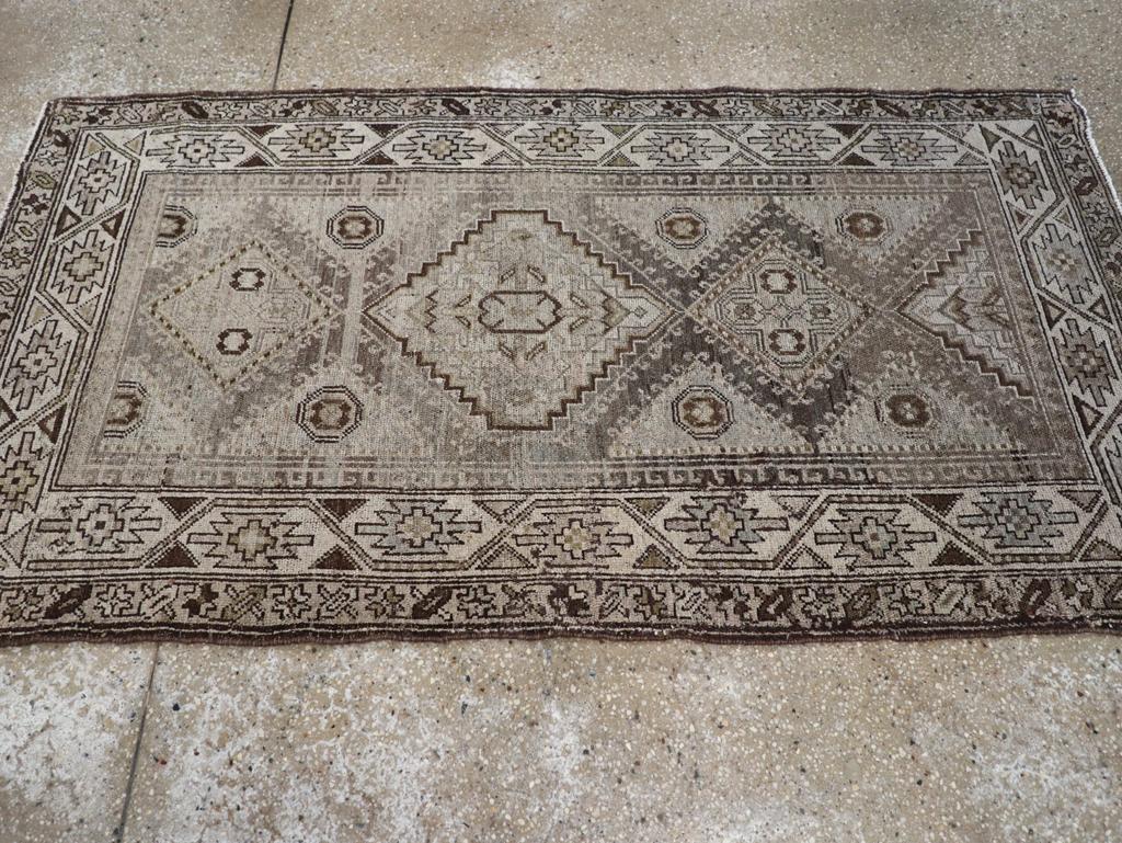 Galerie Shabab Collection Mitte des 20. Jahrhunderts Persisch Kurdisch Throw Rug (Handgeknüpft) im Angebot