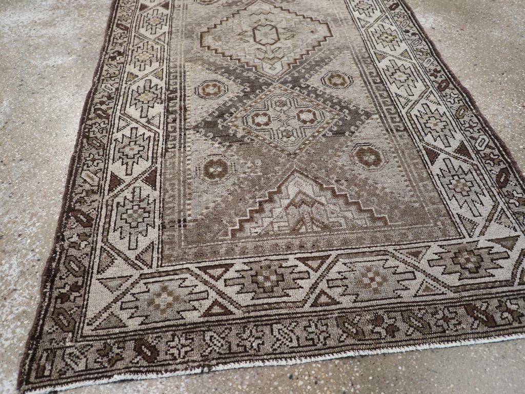 Galerie Shabab Collection Mitte des 20. Jahrhunderts Persisch Kurdisch Throw Rug (Wolle) im Angebot
